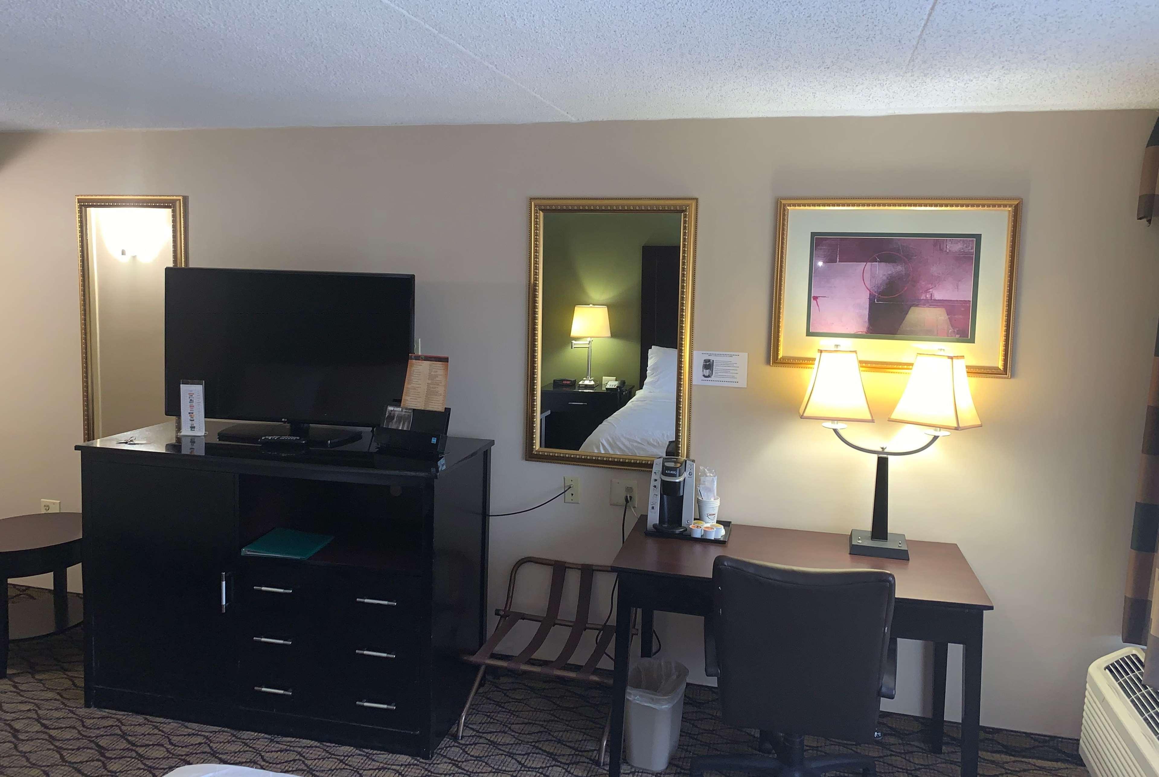 Отель Wyndham Garden Totowa Экстерьер фото